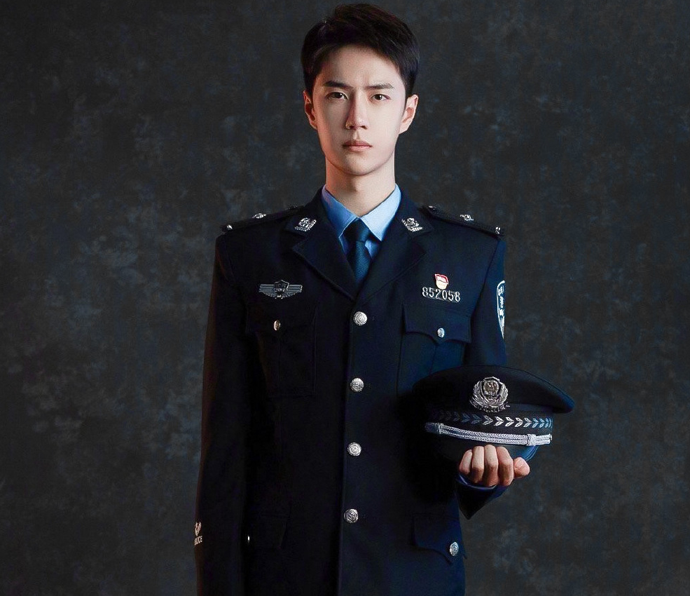 『王一博』《天天向上》王一博点评险些揪秃仙女笔，表情可爱脖子红印成亮点