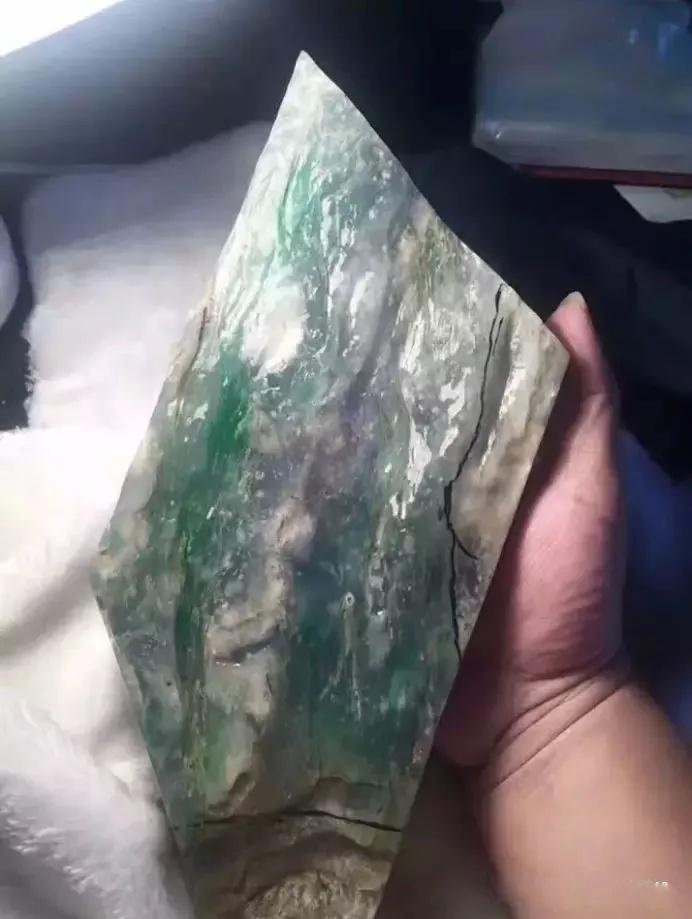 『翡翠』5亿的翡翠原石，切开后一只满色手镯都取不出！