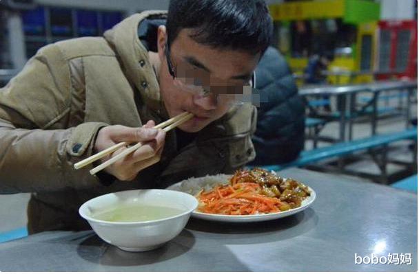 大学|录取通知书到手，爷俩却因生活费争吵，父亲：大学是让你享福的？