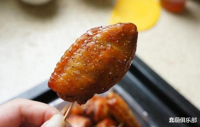 自制秘制酱汁，做出好吃到舔手指的香嫩烤鸡翅！