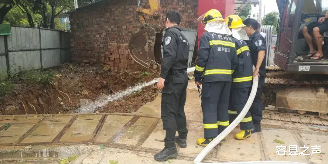 容县之声|广西一工地挖出几枚‘炸弹’，一出土就冒火，施工人员见状四散逃离