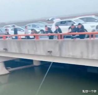 国庆节|节假日的高速到底有多堵？路上健身垂钓广场舞，服务区厕所抢着用