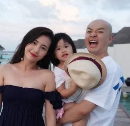 包文婧|包文婧罕见携女儿外出逛街，五岁饺子长大不少骑自行车游刃有余