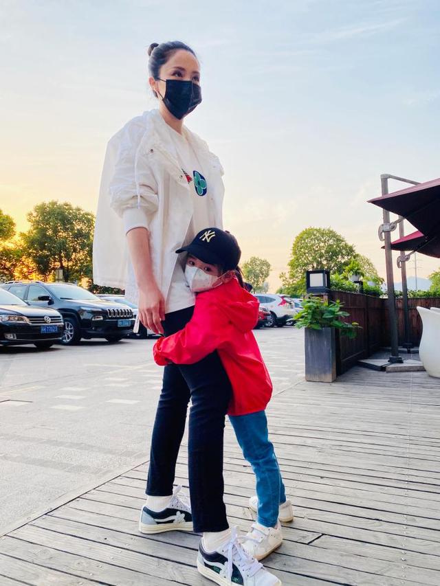 『董璇』高云翔都回来了，女儿小酒窝“翻脸”不认爸！抱着董璇大腿不撒手