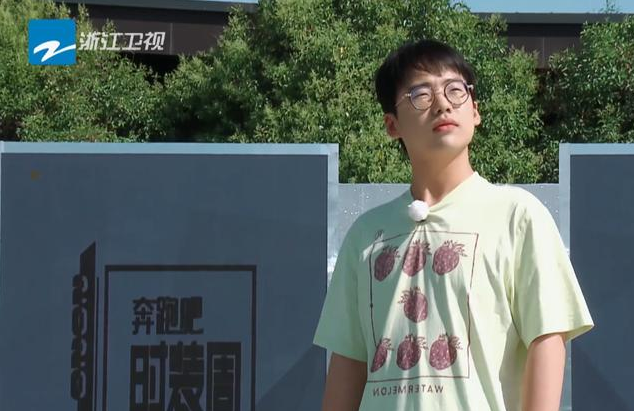 贾乃亮|同是烈日下录制综艺，看看杨颖和贾乃亮的举动，这反差确实很大