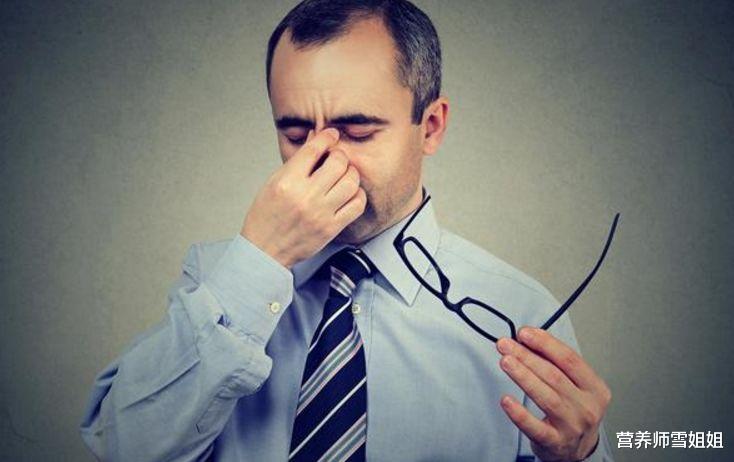 「熬夜」血液粘稠的人，喝好三杯水，谨记“四句话”，减少血栓，更健康