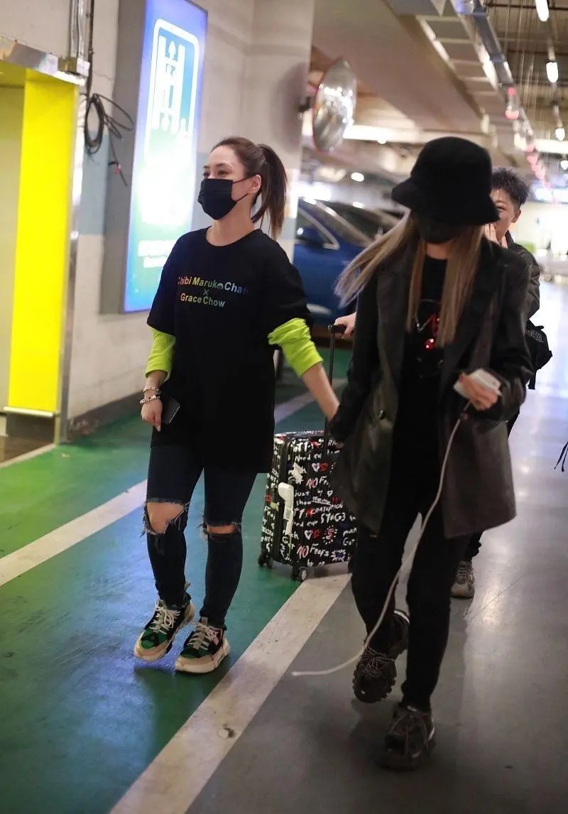 周扬青■周扬青和闺蜜阿娇走机场，穿宽松西装有明星范，阿娇在一旁像助理