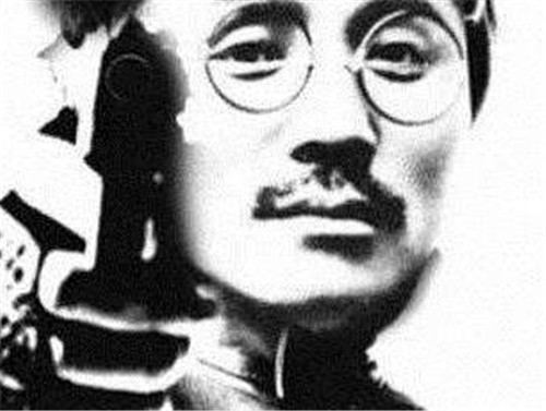 王亚樵|王亚樵出手救下被辱少女,少女谢恩后却掏出手枪,他的反应奇绝