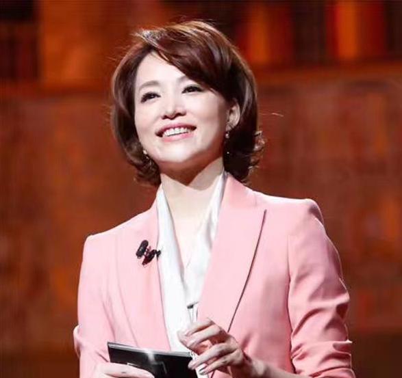 「董卿」董卿离开央视春晚700天，如今又有“新身份”，再创辉煌从零开始