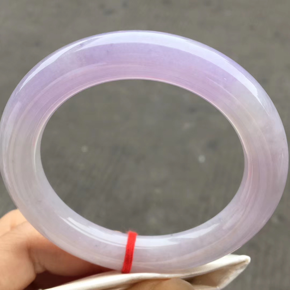 紫罗兰翡翠|翡翠会“变色”？翡翠在不同光线下的有什么表现？