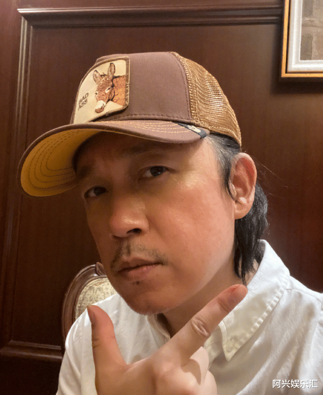 潘粤明|46岁潘粤明近照流出，圆脸胖肚尽显老态，减肥不成还把朋友带胖？