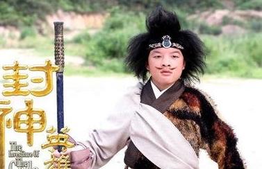 周星驰|5岁时因太丑被亲妈抛弃，周星驰却将他当成宝，今颜值逆袭成俊男