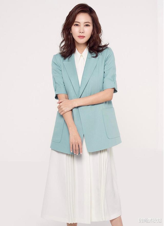 「金南珠」金南珠剪短发太高级了，穿白色连衣裙现活动，挡不住高贵气质