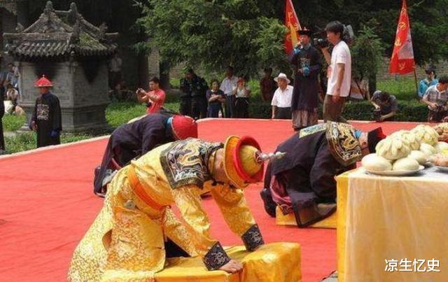 乾隆|乾隆的7世孙手戴上亿玉扳指，专家建议上交，他说出6字让专家闭嘴