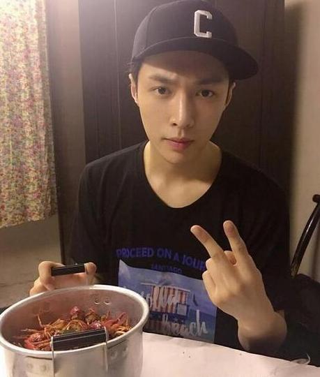 ##参观张艺兴住的豪宅，卧室能看到全城夜景，就这风景就值千万了