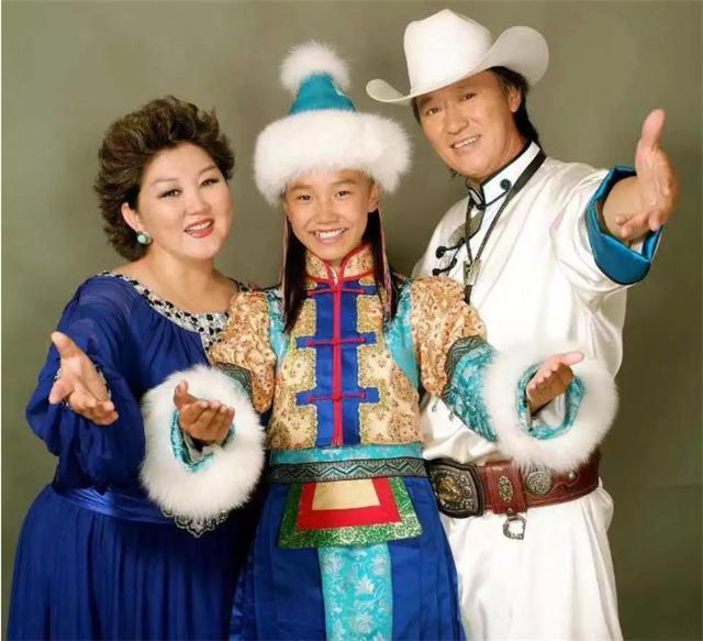 英格玛|上春晚爆红的吉祥三宝，爸爸走了妈妈退休，扮女儿的英格玛如今怎样？