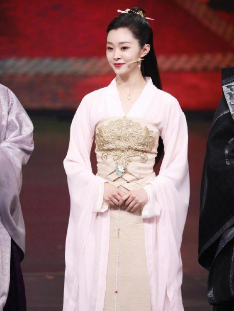 「李沁」难怪大家都说合影要远离李沁，本以为开玩笑