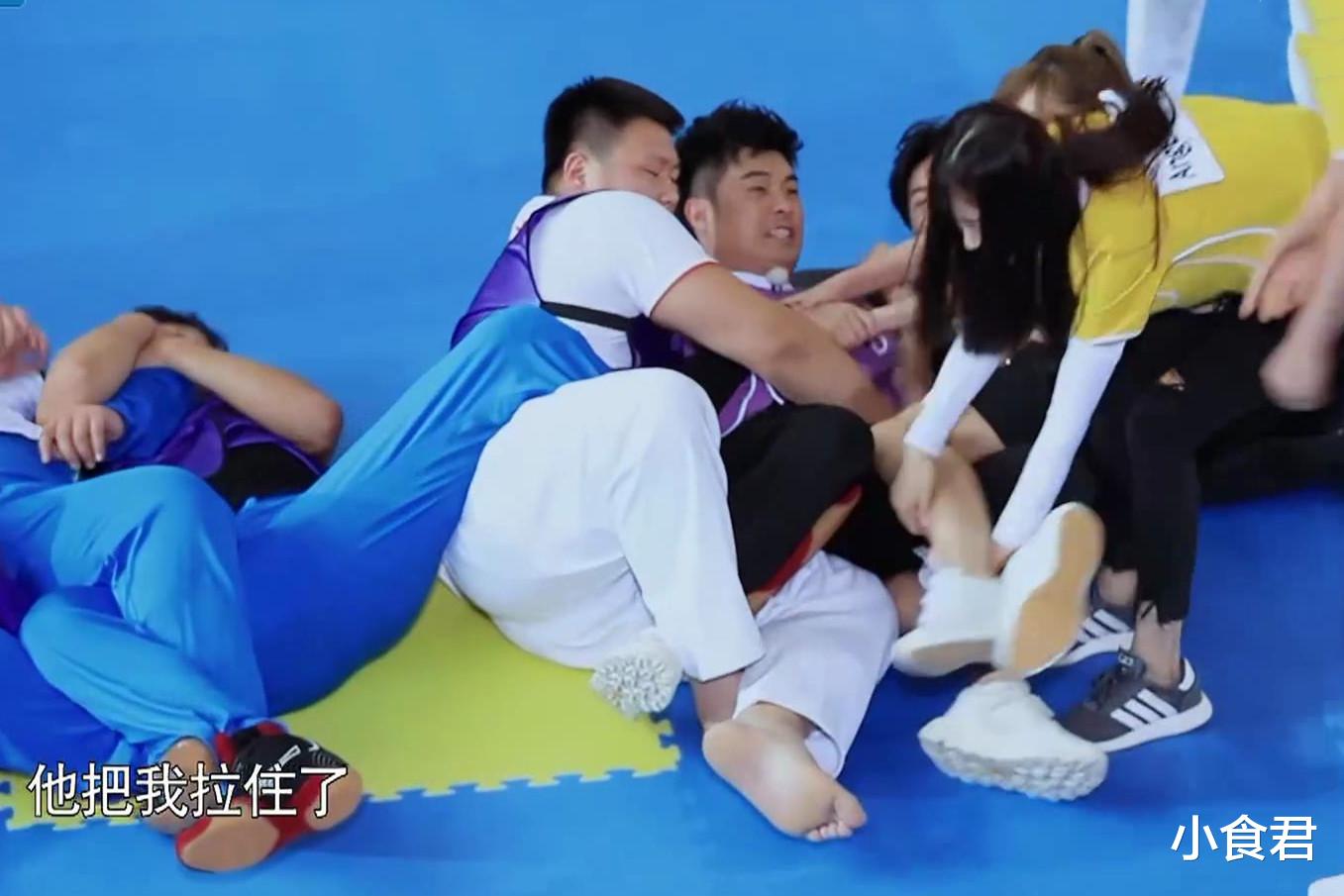 郑恺|Baby撕名牌衣服被扯破,郑恺瞬间看呆,4个字说出广大网友的心声