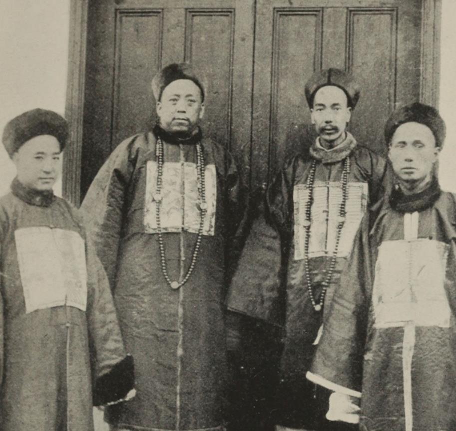 『四川省』1896年四川老照片：长江上的纤夫，大户人家的庭院与妻妾！