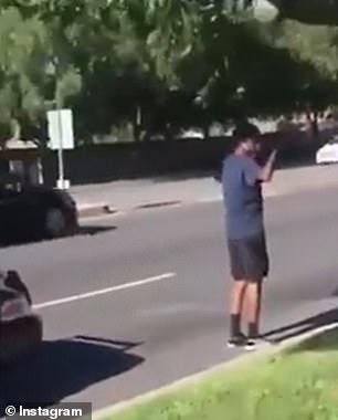 特朗普|美国黑人男孩遭袭击，警察赶到却持步枪瞄准男孩，逼其下跪戴手铐