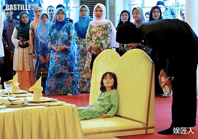 馬來西亞9歲小公主擺“臭臉”，王後媽媽蹲下溫柔教導，奶兇奶萌-圖3