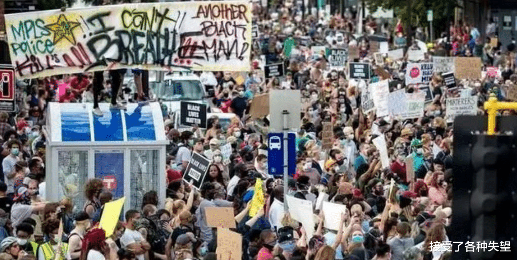 【美国】北京时间5月28日上午，美警察致黑人死亡的抗议者开始疯狂洗劫超市！