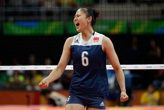 「曾春蕾」中国女排三喜临门，老将曾春蕾也被表彰了，女排姑娘真是太优秀
