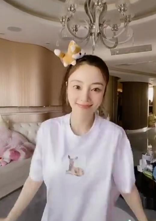 【贾乃亮】李小璐在家跳舞却被身后沙发上的男人抢镜,网友:真和贾乃亮复合了