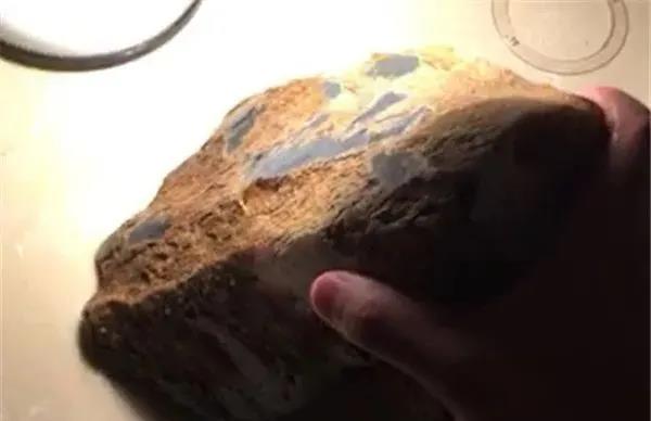 翡翠|4.8公斤翡翠原石似大灯泡，切出玻璃种片料被抢着定制！