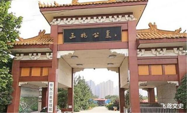 火葬场|火葬场贴一副对联，上联：\早来晚来早晚都来\，下联让人很不舒服