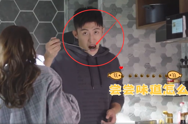 迪丽热巴▲?热巴吃黄景瑜炒的菜，没用筷子，谁注意用的餐具？这是对厨艺的最大尊重