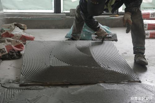 「」铺地砖真不能有这念头，嫌占层高不先用沙灰垫底，保准一踩一个裂