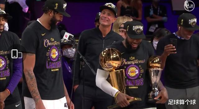 勒布朗·詹姆斯|詹姆斯28+14+10！詹皇笑嘻嘻地抱着两个奖杯跳舞！瓦妮莎热泪盈眶