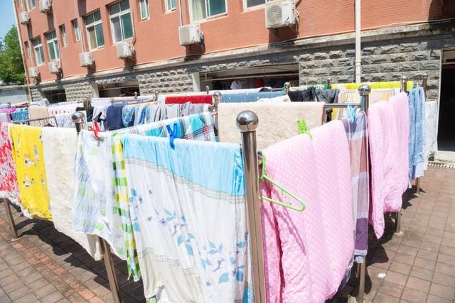 健康时报社|武汉高校学生返校，开学第一件事：晒被子