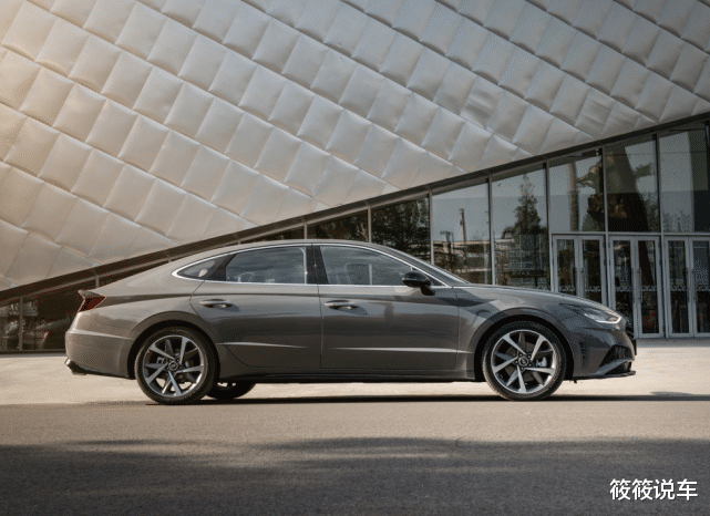 现代索纳塔|现代总算做对了!为年轻人打造“撩妹车”,油耗5.6L,比大众CC有魅力