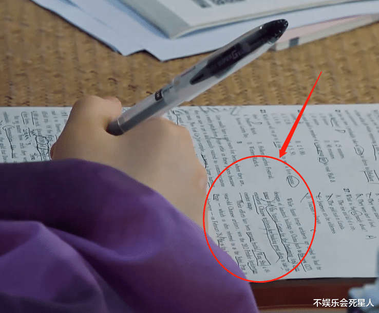 张子枫▲张子枫节目不忘学习，画面特写到学习资料，见卷面才懂她有多努力