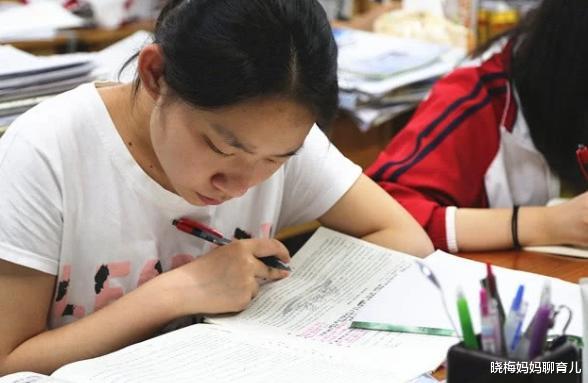 清华大学|高考学霸731分考上清华，看了她的抽屉，网友落泪：不成功就怪了
