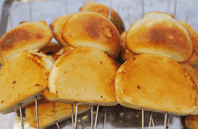 烤馒头片|超市货架藏着4种“尴尬”零食，好吃不贵却无人问津，导购叹气：不识货
