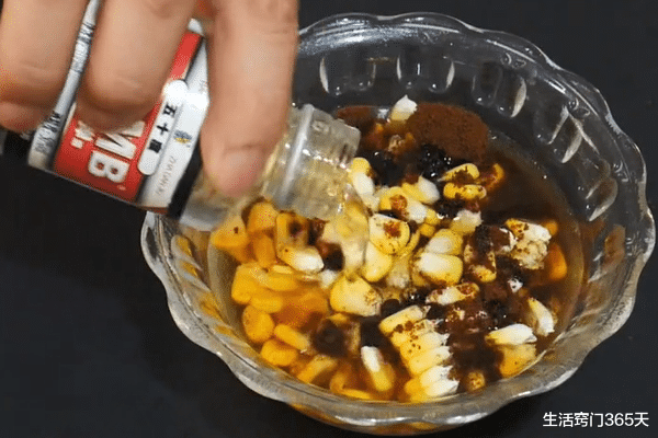 玉米|玉米用白酒泡一泡，解决了野钓一大烦恼，以后再也不愁没大货了！