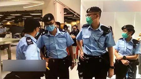 观察者网独家视频|港警搜查\＂苹果日报\＂大楼，带走25箱证物