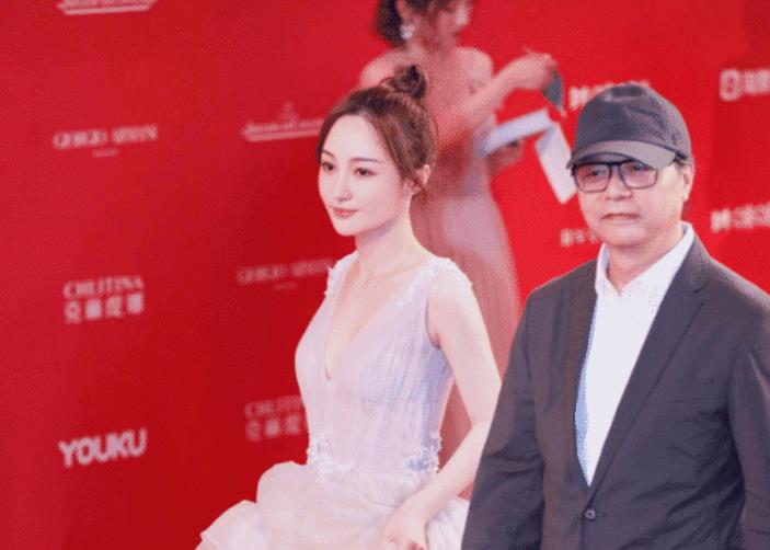 「姚笛」38岁姚笛有多大胆？竟然挑战“五十度灰裙”，网友：心都跟着狂跳