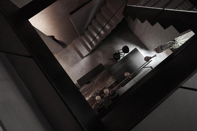 设计师|设计师巧用天井，原本闲置40年的地下室，硬被爆改成庭院别墅