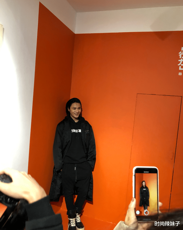 陈坤|陈坤哪像44岁,掀起刘海似韩剧男主,不给00后留活路