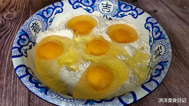 『面包』5个鸡蛋2碗面，不用烤箱，不用黄油，也能做出松软又拉丝的面包