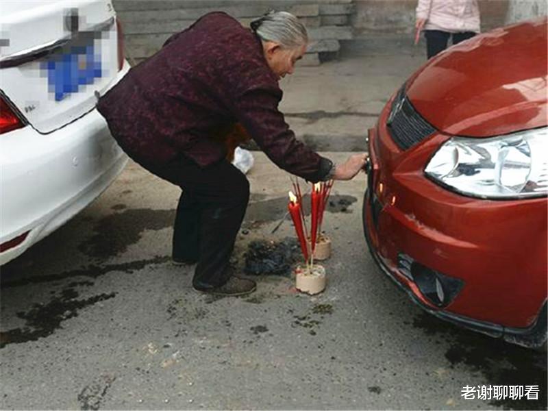 大众速腾|农村小伙买15万速腾回村炫耀，一个仪式进行完，新车被烧成灰！