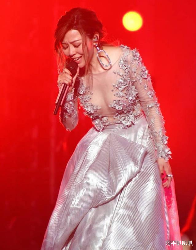 「张靓颖」张靓颖“真人”长啥样？看到她机场的照片，网友：还是闭上眼听歌吧