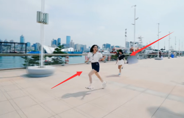 吴宣仪|吴宣仪欧阳娜娜赛跑，谁注意两人跑步姿势？真实与做作的差距！