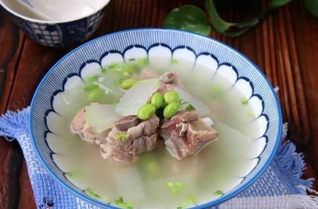 冬瓜▲夏天，常给家人做这碗汤，清热解暑，汤清味鲜，好喝不腻