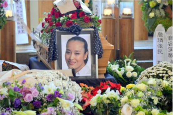 春晚|因春晚一炮而红，年仅56岁患癌在国外去世，死前才公布身世秘密