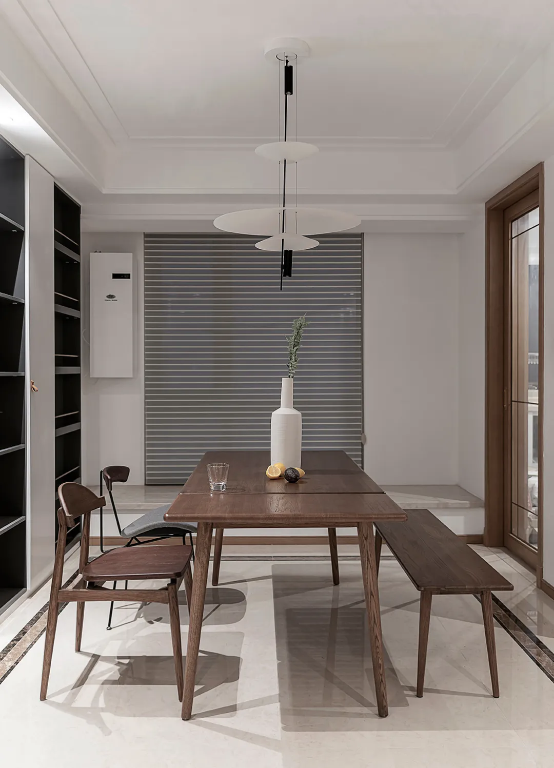 ：135㎡现代轻奢风格新房装修，背景墙配色超赞！